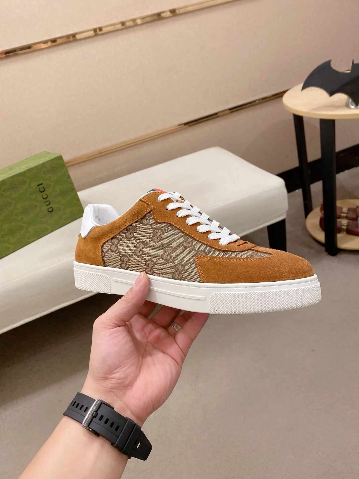 Factory price: 440💰 (GUCCI) The latest model from the official website 🎁🎁Casual and fashionable men's shoes👟, hot style 💥The version is simple and elegant, exclusive for trendy men. Unique official website latest brand elements 👑Gucci original decoration, fashionable and generous, the fabric is original cowhide ✅sheepskin lining, the official website specifies wear-resistant casual outsole, the classic model is taken in kind at the counter🎬38-44 (45 is not returned or exchanged)